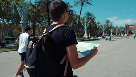 Männlicher-Tourist-liest-Stadtplaner-zu-Fuß-in-der-Nähe-des-Arc-de-Triomphe-in-Barcelona