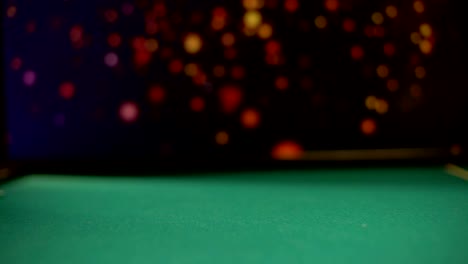 Pokerspieler,-der-Geld-für-weibliche-Croupier,-den-Kauf-von-Glücksspielchips,-Casino