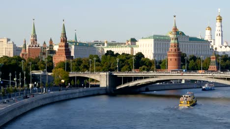 Hyperlapse-of-Moscow-Kremlin-and-Moskva-river-with-cruise-ships,-Russia