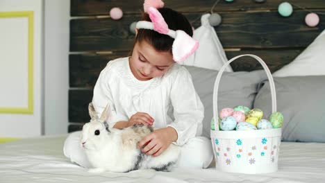 Kind-und-ihr-Kaninchen-feiern-Ostern-im-Bett