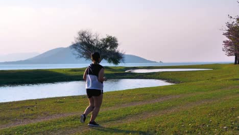 Eine-fette-asiatische-Frau,-die-abends-im-natürlichen-Sonnenlicht-joggt.
Sie-versucht,-mit-Übung-Gewicht-zu-verlieren.--Konzept-Gesundheit-mit-Bewegung.