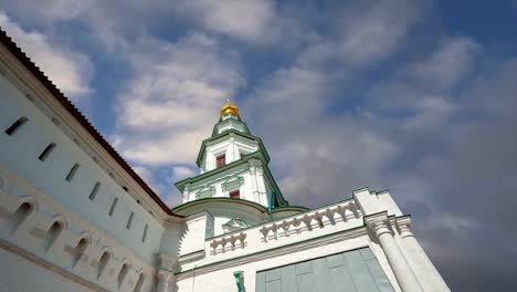 Auferstehungskloster-gegen-den-Himmel-ist-ein-großes-Kloster-der-Russisch-Orthodoxen-Kirche-in-der-Region-Moskau,-Russland