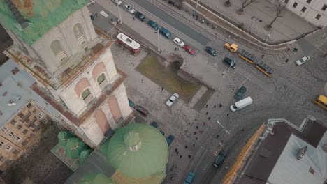 Aerial-City-Lwiw,-Ukraine.-European-City.-Touristische-Straßenbahn-fährt-ins-Stadtzentrum