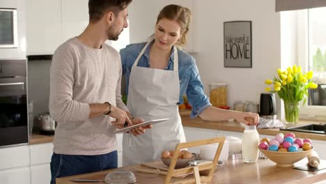 Glückliches-Paar-bereitet-einen-Kuchen-für-Ostern