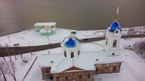 Vista-aérea-de-la-iglesia-en-Rusia.-pinza.-Pequeña-iglesia-de-la-ciudad-durante-el-invierno-nevado-en-una-pequeña-ciudad