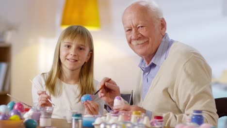 Retrato-de-abuelo-y-nieta-prepararse-para-la-Pascua