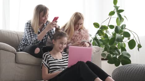 Chicas-adolescentes-navegando-contenido-de-medios-sociales-en-el-teléfono-móvil-y-teléfono-inteligente