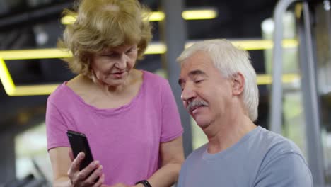 Seniors-Using-Smartphone-for-Exercising-in-Gym