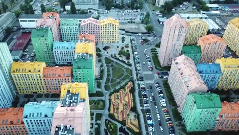 vista-aérea-del-distrito-de-casas-coloridas-en-Kiev,-Ucrania.-Edificios-de-ciudad-cómodos