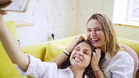 Girlfriends-in-apartment