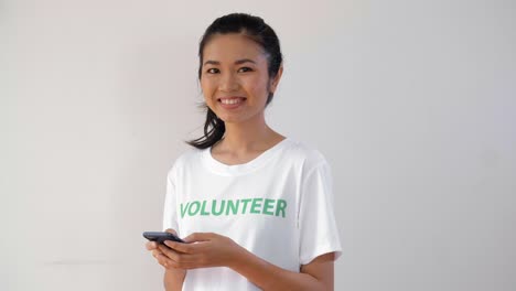 Voluntario-Asiático-con-Smartphone