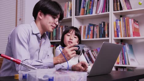 Profesora-de-formación-niña-para-aprender-sistema-de-conputer-en-la-escuela.-Concepto-de-Tecnología-y-Educación.