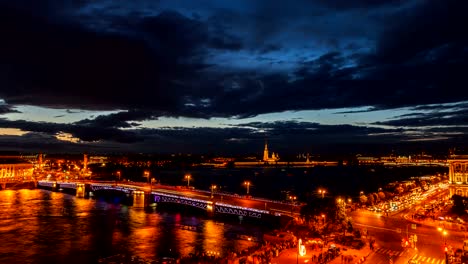 San-Petersburgo,-abriendo-el-puente-del-Palacio.-Vista-de-fotografía-de-lapso-de-tiempo-desde-el-techo-hasta-la-zona-de-agua-de-Neva,-la-fortaleza-de-Pedro-y-Pablo,-el-puente-del-Palacio-y-el-espigón-de-la-isla-Vasilievsky