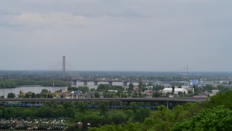 Kiew-Ukaine-Dnipro-Fluss-linke-Küste-Panorama-Frühlingslandschaft