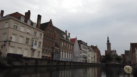 Brügge,-Belgien---Mai-2019:-Blick-auf-den-Wasserkanal-im-Stadtzentrum.-Touristischer-Spaziergang-auf-den-Wasserkanälen-der-Stadt.-Blick-von-einem-Touristenboot.