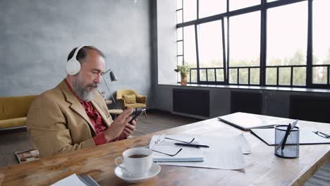 Hombre-relajante-y-disfrutando-libro-de-audio