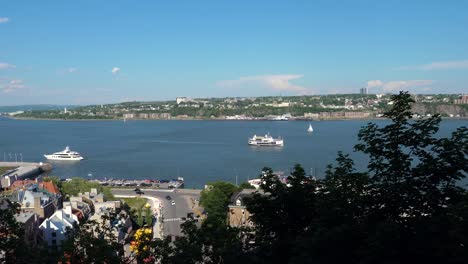 Quebec-City-Skyline-Panorama-über-Fluss-mit-blauem-Himmel