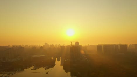 4k-Luftdrohne-schoss-Sonnenaufgang-über-der-Metropole-Schönes-Stadtbild-am-frühen-Morgen