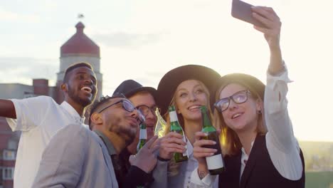 Joyous-Freunde-machen-Selfie-mit-Smartphone-auf-der-Rooftop-Party