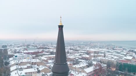 Filmische-Luftaufnahme-des-orthodoxen-Kreuzes-auf-Turm-der-Verklärung-Kathedrale-in-Odessa-am-Wintertag