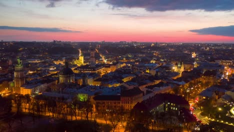 vuelo-por-encima-de-los-tejados-al-atardecer.-antigua-ciudad-europea.-Ucrania-Lviv