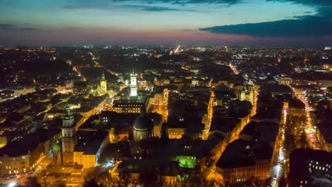 vuelo-por-encima-de-los-tejados-al-atardecer.-antigua-ciudad-europea.-Ucrania-Lviv