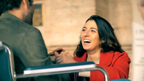 Mujer-feliz-sonriendo,-hablando-con-su-novio-en-silla-de-ruedas-al-aire-libre