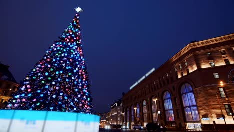 Großer-Neujahrsbaum-mit-bunten-Lichtern-auf-der-Straße