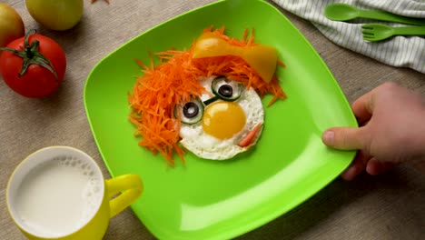 Snack-de-arte-de-comida-saludable-para-niños.-Cara-divertida-en-un-plato