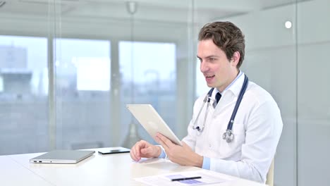 Atractivo-joven-hombre-Doctor-haciendo-video-chat-en-la-tableta