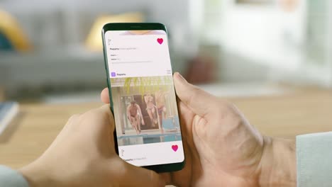 Close-up-Makro:-Person-mit-Smartphone,-Tippen-auf-eine-Lifestyle-App.-Durchsuchen-von-Bildern-auf-sozialen-Netzwerken.-Finger-Scrolling-Social-Media-App-Feed:-Reisen,-Essen.-Mock-up-Anwendungsdesign.