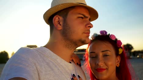 Pareja-joven/esposos-selfie-tomando-en-la-playa-al-atardecer