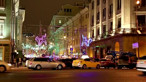 Weihnachten-und-Neujahr-Beleuchtung-und-Gebäude-der-Staatsduma-der-Föderalen-Versammlung-der-Russischen-Föderation-in-der-Nacht,-Moskau,-Russland