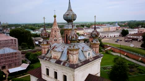 Flug-über-Kreml-in-Jurjew-Polskiy,-Russland