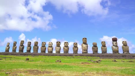 Statuen-auf-der-östlichen-Insel,-Chile