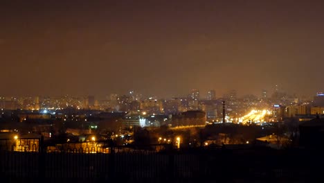 Paisaje-de-noche-de-invierno-con-la-luz-de-faroles-cerca-de-las-carreteras.-Conducir-coches-en-una-carretera-mojada