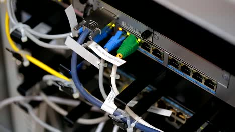 Technologie-Zentrum-Netzwerk-Serverraum-mit-Netzwerk-Kabel.