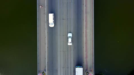 Puente-de-carretera-con-tráfico-de-automóvil