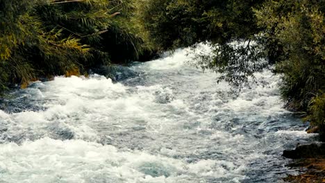 Río-de-montaña-que-acomete