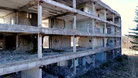 Montón-de-escritos-sobre-el-edificio-abandonado