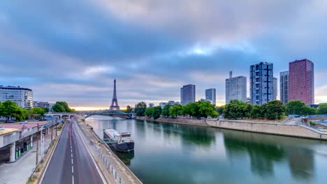 Eiffelturm-Sonnenaufgang-Zeitraffer-mit-Booten-am-Seineufer-und-in-Paris,-Frankreich