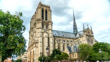 Timelapse-de-Notre-Dame-de-París,-una-catedral-católica-medieval-en-la-isla-de-la-Cité-en-París,-Francia