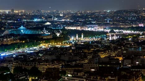 Nacht-Zeitraffer-Luftaufnahme-der-Stadt-Paris-und-Seine-Fluss-erschossen-auf-der-Oberseite-Eiffelturm