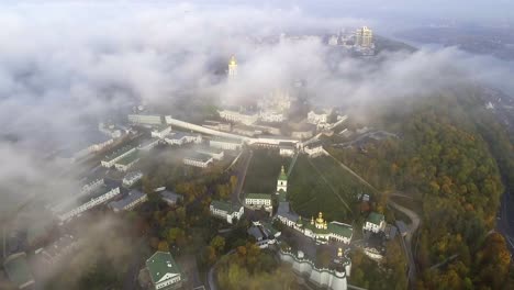 Luftaufnahme-Kiewer-Höhlenkloster-im-Herbst,-Kiew,-Ukraine.