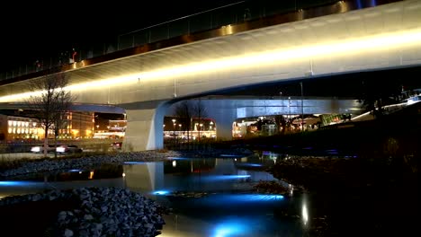 Schwimmende-Brücke-von-Zarjadje-Park-(nachts)-am-Moskvoretskaya-Ufer-des-Moskwa-Flusses-in-Moskau,-Russland.