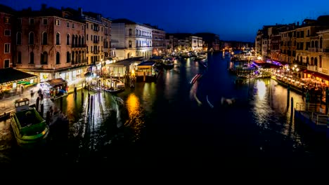 Grand-Canal-in-Venice,-Italy-day-to-night-timelapse.-View-on-gondolas-and-city-lights-from-Rialto-Bridge