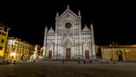 Turistas-en-Piazza-di-Santa-Croce-en-noche-timelapse-hyperlapse-con-Basilica-di-Santa-Croce-Basilica-de-la-Santa-Cruz-en-la-ciudad-de-Florencia