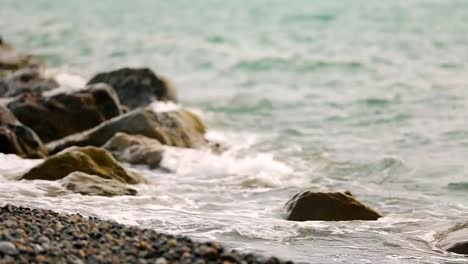 Wellen-Waschen-Kiesstrand,-wunderschöne-Küste-des-Schwarzen-Meeres,-entspannende-Reise-nach-Georgien