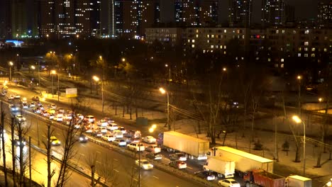 Nacht-Panorama-des-Verkehrs-am-Rande-der-Stadt