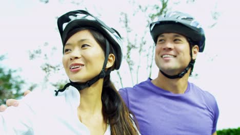 Pareja-hombre-mujer-asiática-China-ejercicios-bicicletas-juntos